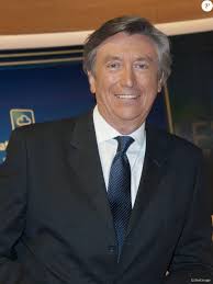 À ses côtés se succèdent divers présentateurs : Exclusif Jacques Legros Sur Le Plateau Du Journal De Tf1 Le 30 Avril 2015 Purepeople