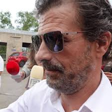 Filmstjernes søn nægter drab på kirurg og beskylder ham for voldtægtsforsøg 