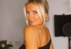 Amber Maxwell's Instagram, Twitter & Facebook