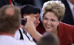 Thousands of brazilians took to the streets of the country's biggest cities on sunday to protest the presidency of dilma rousseff and the workers' party. Aos 66 Dilma Realca Dourado No Cabelo Para Parecer Mais Jovem 28 02 2014 Poder Folha De S Paulo