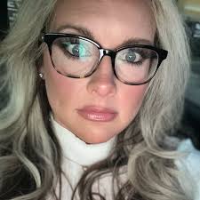 Amanda Deen's Instagram, Twitter & Facebook