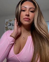 Evelyn Vera's Instagram, Twitter & Facebook