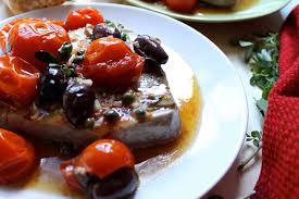 In una padella scaldate un po' d'olio e fate cuocere il trancio di tonno. Trancio Di Tonno Con Olive E Pomodorini Ricette Di Sardegna