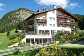 Nel cuore delle dolomiti, patrimonio naturale dell'umanità, nel rinomato paese di selva di val gardena, si trova appartamenti ariola. Benvenuti Garni Hotel Villa Erna Appartamenti Selva Di Val Gardena Dolomiti Alto Adige