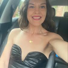 Is there a hotel in Oklahoma City with an indoor pool that connects to an  outdoor pool?