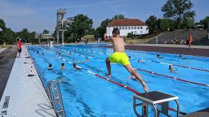 Maybe you would like to learn more about one of these? Start Im Nordbad Hunderte Kinder In Halle Lernen Schwimmen Mdr De