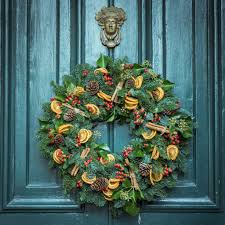 Il natale è il simbolo della convivialità, è un momento poetico nel quale ci si circonda di decorazioni e addobbi e anche la porta di ingresso non va trascurata. Decorazioni Natalizie Diy