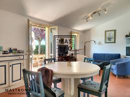 Soggiorno, cucina abitabile, tre camere, bagno e ripostiglio.a corredo della propriet garage e giardino. Case E Immobili In Vendita A Montecarlo Pcase It