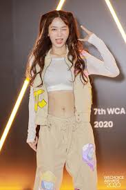 Theo một số cư dân mạng, trang phục pikachu của cô nàng quá chật, bó sát. Le Bá»'ng LÄƒng Xe Má»'t Ao Bo Má»ng Tren Tháº£m Ä'á»