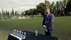 Ο γιώργος καραϊβάζ, ήταν αστυνομικός συντάκτης πολλά χρόνια, από την δεκαετία του '90 και εκτός από την εκπομπή «αλήθειες με τη ζήνα». 0cybn6icfjqfsm