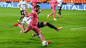 Buen gol del sevilla, recibe fernando en el área, recorta y bate a courtois. Tres Penaltis Y Un Gol Fantasma Acaban Con El Real Madrid En Valencia