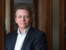 Trans não vão a hospitais para evitar "explicar o que têm entre as pernas" 