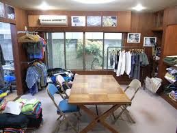 近所のパシフィックファニチャーでテーブルとイスを一式購入しました うちの事務所でははじめてとなるこのスタイル ソファーとは違いなんだかイメチェンになりました 結構よろしい感じになったのではと イスが3つしか無い点を除けば home decor home furniture