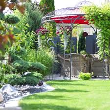 Unser sitzplatz ist zwar praktisch, auch der kinder wegen, aber irgendwie.langweilig? Gartensitzplatz Aussensitzplatz Pergola Gartenpavillon Gartenterrasse Gartenplatten Tessiner Pergola Sitzplatzgestaltung Natursteinpflaster Natursteinplatten Palisaden Platzgestaltung Kiesplatz Betonpalisaden Betonstelen Betonplatten