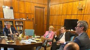 Ludovic orban nu a fost niciodata altceva decat un costum cu gura. GreÈ™eala FatalÄƒ A Lui Ludovic Orban A Fost Prins Fumand Cu Masca De ProtecÈ›ie Sub BÄƒrbie Societatea