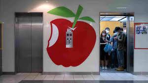 Rush to buy apple daily after hong kong police raid hk sends 500 officers to raid pro. Zmf 8iz7sep Om