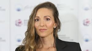 STAJLING KOJI JE ODUŠEVIO SVE! Jelena Đoković krenula sa Novakom na  trening, o običnoj beloj majici i rancu od 5.000 EVRA PRIČAJU SVI! (FOTO)