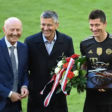 Robert lewandowski est très proche de faire mieux que lionel messi et cristiano ronaldo et faire un meilleur début de saison que les deux légendes. Bayern Munich President Herbert Hainer Dismisses Recent Robert Lewandowski Transfer Rumors Bavarian Football Works