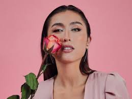 Casandra Paz estrena nuevo sencillo “La Burbuja” ft. Adrián bello. -