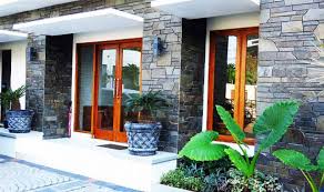 Bagi kamu yang suka memadukan warna warna rumah minimalis tampak depan ini patut dicoba. Pengaplikasian Batu Alam Pada Rumah