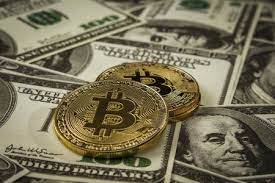 Você pode converter moedas com nossa calculadora de moedas Moeda Na Forma De Bitcoin Em Uma Pilha De Notas De Dolar Dollar Bill Bitcoin Logo Bitcoin