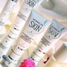 After just two weeks of use, 66% of users reported their age spots, dark spots, or other areas of pigmentation were visibly reduced, and 72% said their skin tone was more even after four weeks. Skin Care Range Coach Phile