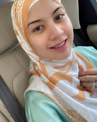 Kami mengumpulkan gambar top 10 artis bertudung yang paling manis terbaik untuk anda. Di Kala Ada Yang Cabut Tudung 8 Selebriti Ini Pilih Untuk Bertudung Alhamdulillah