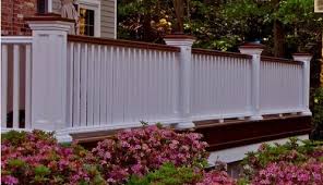 Kamu bisa memilih bambu hitam yang berukuran tidak terlalu besar agar lebih mudah membentuknya pada bagian sudut. 9 Ide Desain Railing Balkon Dari Kayu Dari Gaya Kolonial Sampai Rustic