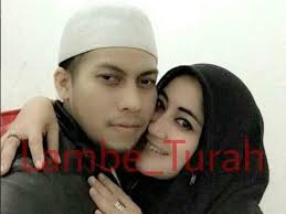 Sewaktu muda, ustaz jefri berambut gondrong, sama seperti dengan abidzar di film balada si roy. Biografi Umi Pipik Pigura