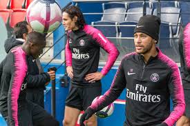 Il s'agit d'estimations qui ne prennent en malgré ces cas de stars à part, le salaire moyen d'un joueur de ligue 1 est estimé à près de 50 000 euros. Salaire Des Footballeurs Pro Ligue 1 Ligue 2 National Paiecheck