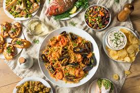 在充滿著團聚意義的餐桌上準備一整隻雞的菜餚，給返鄉家人一頓撫慰人心的暖意。 材料： 全雞一隻〈約1800公克左右最合適〉，去頭去爪，空腹；整顆的剝皮蒜頭約30粒；鹽、胡麻油、黑白胡椒；雞蛋、馬鈴薯、鮮奶油 作法： 1把蒜頭用一點油燜炒至5、6分熟。 å…¨çƒçš„ç¾Žå'³è–èª•å„åœ‹è–èª•å¤§é¤åƒä»€éº¼ è–èª•ç¾Žé£Ÿ è–èª•æ™šé¤ å¤§ç´€å…ƒ