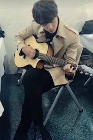 歌やダンスだけじゃない さらっとギターまで弾きこなす音楽の才能に溢れる姿に惚れ惚れ 思わず胸キュンしちゃうギターがうまい男性k popアイドルに注目です ジンニム ジンbts 防弾少年団ジン