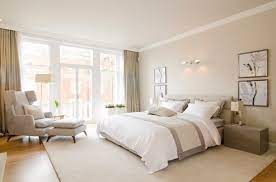 Un banc de lit et une coiffeuse complètent l'ensemble chambre a coucher sunset laque brillant velours gris. 1001 Modeles Inspirantes De La Chambre Blanche Et Beige