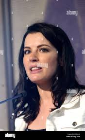 K30253AR.NIGELLA LAWSON SPEAKING AND SIGNING HER NEW COOKBOOK AT ''FOREVER  SUMMER''.BARNES & NOBLE, UNION SQUARE IN NEW YORK New York 04/25/2003.