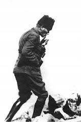 sarisin bir kurda benziyordu ve mavi gozleri cakmak cakmakti yurudu ucurumun basina kadar egildi durdu biraksalar ince uzun ba fotograf resim sinema