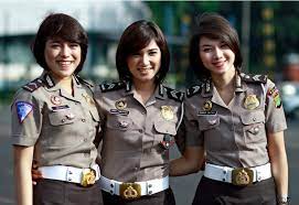 Selain tugasnya yang mulia, polwan juga memiliki karisma dengan penampilannya yang selalu rapi dan terlihat anggun. Gaya Rambut Polwan Yang Bikin Gemes Netizen