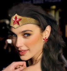 Ychwanegodd Wonder Woman...