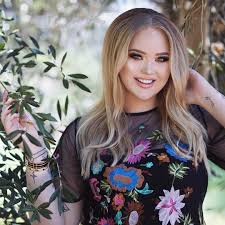 Widzowie kanału nikkie mogą go znać z jej filmików. Famous Birthdays Nikkietutorials Famous Birthdays