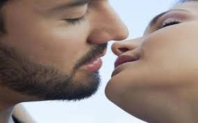 Pelukan gambar orang ciuman dan kata kata romantis. Ciuman Ini Bikin Wanita Ketagihan Warta Kota