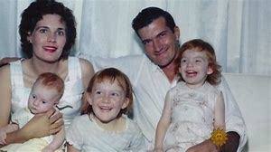 Jeannette walls shares the raw and honest story of her childhood leading up to adulthood. Barb S Book Reviews Review Of The Glass Castle A Memoir By Jeannette Walls