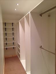 Kleiner Begehbarer Kleiderschrank Mit Ikea Pax Kleiderschranken Und Regalen Begehbarer Kleiderschra Wardrobe Room Small Dressing Rooms Walk In Closet Design