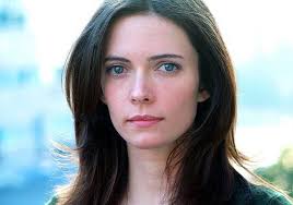 No wonder why they chose Bitsie as Lois Lane. She has all the perfect  facial features of the character and skightly resembles Margot Kidder. The  only bummer I had back in the