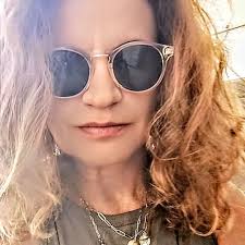 Η άλλη τον έχει μπλοκάρει σε fb,viber, μηνύματα και αυτός της στέλνει  10λεπτα μέσω Ίρις στη τράπεζα με αιτιολογία κατάθεσης αυτά που γράφει, για  να τα διαβάσει αυτή. Ρε τυπάρα πόσο μπροστά