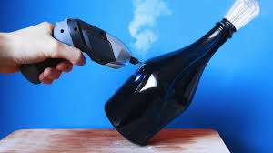 Innovante et originale, cette lampe design est réalisée avec une bouteille de vin nichée dans son coffret en bois, comme chez votre caviste. Fabriquer Une Lampe Bouteille Youtube