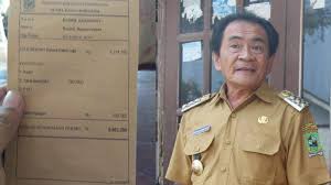 Masyarakat sunda yang khas dipadu dengan suasana pegunungan yang sejuk seakan menambah kharisma wisata di kota bandung ini. Unggah Slip Gaji Bupati Rp 5 9 Juta Tak Cukup Ini Sosok Bupati Itu Mantan Bandar Narkoba Tribunnews Com Mobile