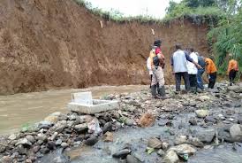 Tanah longsor merupakan salah satu bencana alam yang kerap terjadi di indonesia. Kota Bogor Dilanda 549 Bencana Mayoritas Tanah Longsor Republika Online