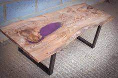 El mobiliario de emulación natural gana adeptos día a día y las mesas hechas con troncos de madera se acoplan a todo tipo de estilos decorativos, desde el más kitsch al más minimalista. 96 Ideas De Mesa Resina Madera Y Resina Mesas De Madera Mesa De Resina