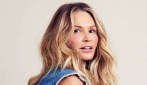 Supermodell Elle Macpherson forklarer hvorfor hun kjemper mot kreft uten  kjemoterapi