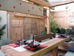 Uma visão para acalmar e trazer paz para quem a olha interior de uma casa asiatica antiga, feita em 3d. Asian Style Courtyards Hgtv