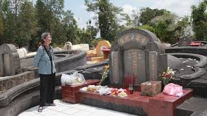 Ia bertujuan untuk mengharumkan si mati terutama apabila berada di alam akhirat. Menjelang Ceng Beng Warga Tionghoa Mulai Membersihkan Makam Pos Belitung